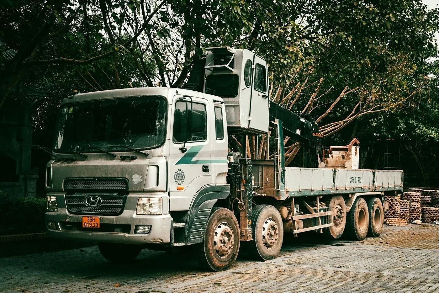 自有吊卡車，2.5 噸以內的機組運送與吊掛定位自己來